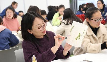 以春为名，大宝娱乐女神，共赴花事，三·八妇女节快乐！